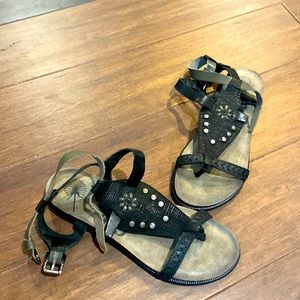 Sz 8 OTBT black strappy sandals